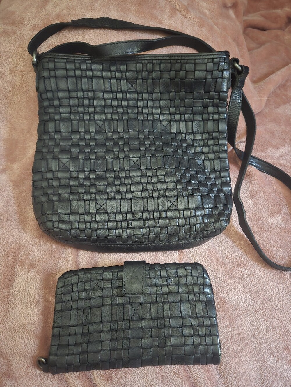 Vilenca Holland Crossbody & Matching Wallet